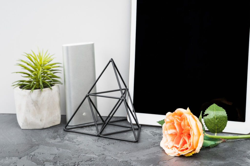 Arreglo de la decoración del escritorio y una rosa