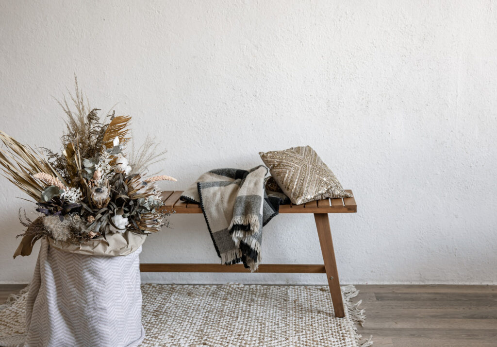 Acogedor diseño de interiores en estilo escandinavo con elementos decorativos y una moderna composición de flores secas