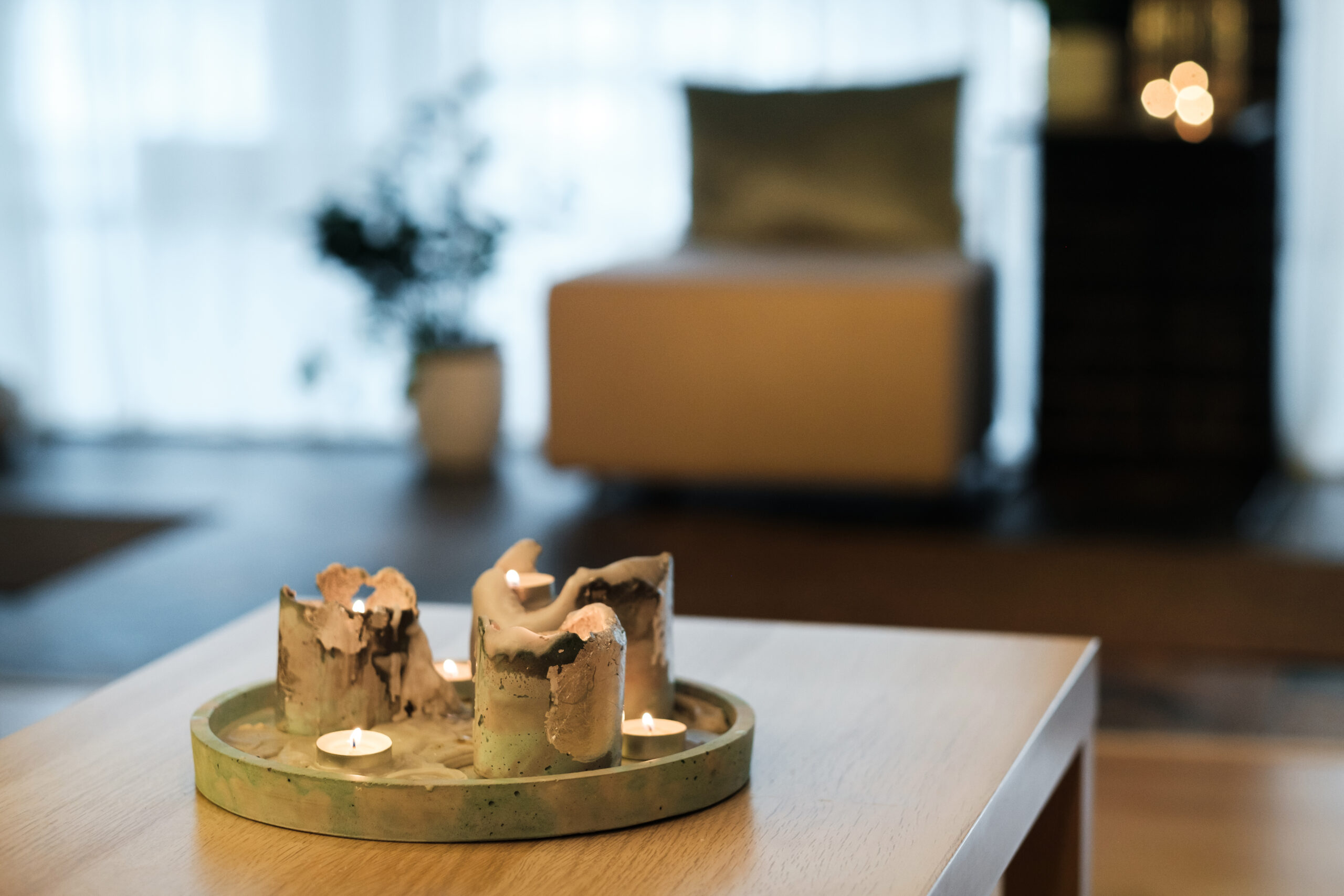 Hay velas encendidas sobre la mesa de la habitación. Iluminación interior atmosférica